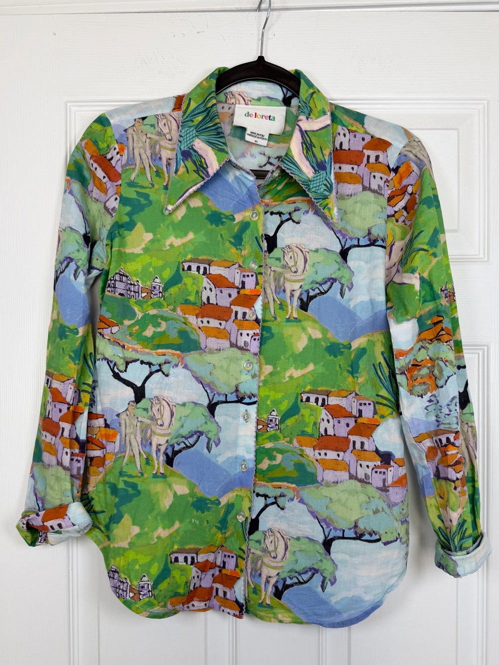 De Loreta Size XS • Scenic Button Down Top Blouse.